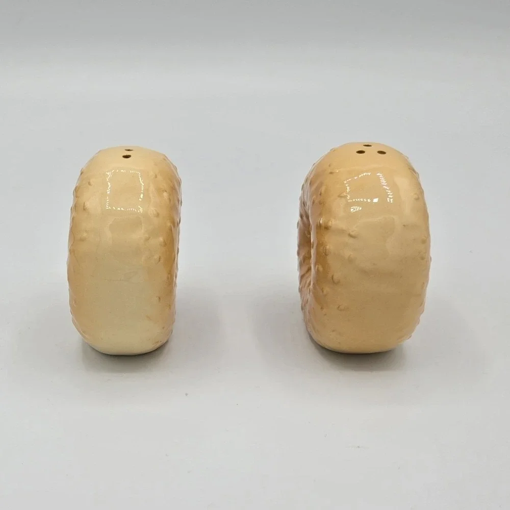 BAGEL SHAPE CERAMIC SALT & PEPPER SHAKERS VINTAGE‎